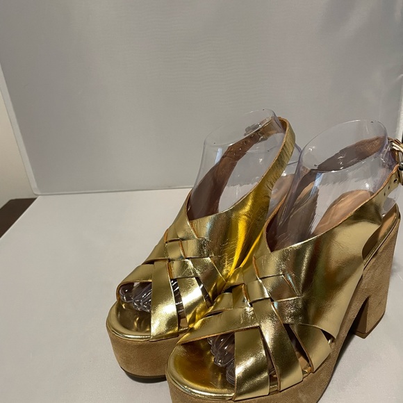 Janet Sport Sandals Golden Size 7.5 Buckle, Round Toeline, Square Heel Covered - Picture 8 of 14